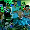 James Cameron, mostrando imágenes a parte del reparto